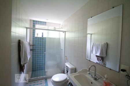 Casa de condomínio à venda com 256m², 4 quartos e 2 vagas Casa de condomínio à venda com 256m², 4 quartos e 2 vagasBanheiro principal