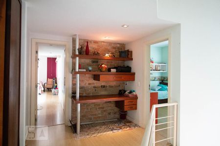 Casa de condomínio à venda com 256m², 4 quartos e 2 vagas Casa de condomínio à venda com 256m², 4 quartos e 2 vagasCorredor