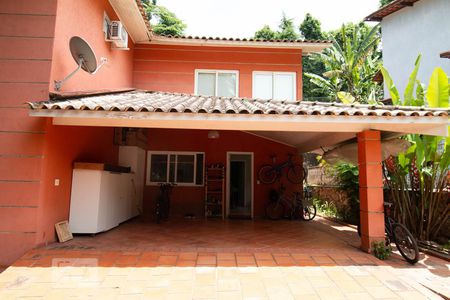 Casa de condomínio à venda com 256m², 4 quartos e 2 vagas Casa de condomínio à venda com 256m², 4 quartos e 2 vagasCasa