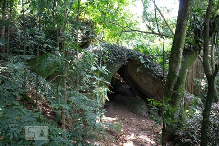 Casa de condomínio à venda com 256m², 4 quartos e 2 vagas Casa de condomínio à venda com 256m², 4 quartos e 2 vagasArea comum gruta 2