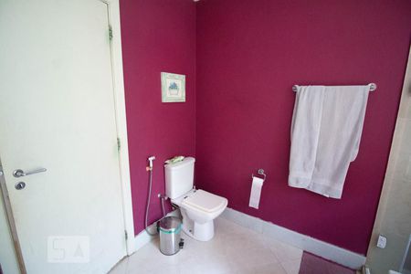 Casa de condomínio à venda com 256m², 4 quartos e 2 vagas Casa de condomínio à venda com 256m², 4 quartos e 2 vagasBanheiro Suite principal