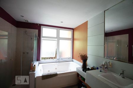 Casa de condomínio à venda com 256m², 4 quartos e 2 vagas Casa de condomínio à venda com 256m², 4 quartos e 2 vagasBanheiro Suite principal