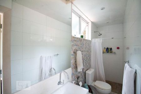 Casa de condomínio à venda com 256m², 4 quartos e 2 vagas Casa de condomínio à venda com 256m², 4 quartos e 2 vagasBanheiro Suite 2