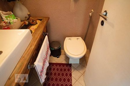 Casa de condomínio à venda com 256m², 4 quartos e 2 vagas Casa de condomínio à venda com 256m², 4 quartos e 2 vagasLavabo