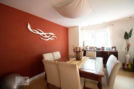 Casa de condomínio à venda com 256m², 4 quartos e 2 vagas Casa de condomínio à venda com 256m², 4 quartos e 2 vagasSala