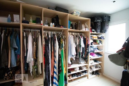 Casa de condomínio à venda com 256m², 4 quartos e 2 vagas Casa de condomínio à venda com 256m², 4 quartos e 2 vagasSuite principal closet