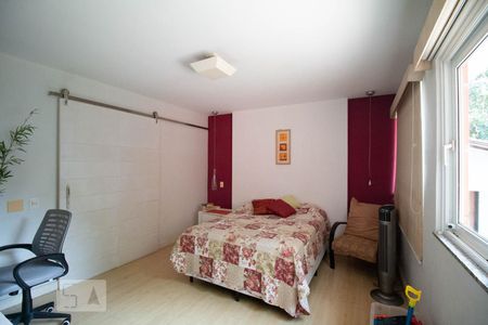 Casa de condomínio à venda com 256m², 4 quartos e 2 vagas Casa de condomínio à venda com 256m², 4 quartos e 2 vagasSuite principal