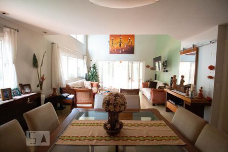 Casa de condomínio à venda com 256m², 4 quartos e 2 vagas Casa de condomínio à venda com 256m², 4 quartos e 2 vagasSala