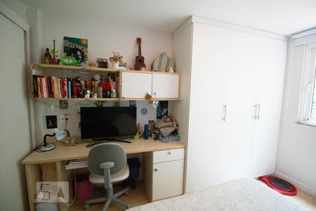 Casa de condomínio à venda com 256m², 4 quartos e 2 vagas Casa de condomínio à venda com 256m², 4 quartos e 2 vagasSuite 2