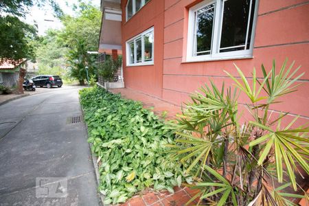 Casa de condomínio à venda com 256m², 4 quartos e 2 vagas Casa de condomínio à venda com 256m², 4 quartos e 2 vagasLateral