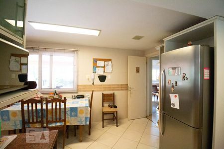 Casa de condomínio à venda com 256m², 4 quartos e 2 vagas Casa de condomínio à venda com 256m², 4 quartos e 2 vagasCozinha