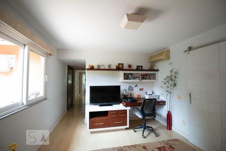 Casa de condomínio à venda com 256m², 4 quartos e 2 vagas Casa de condomínio à venda com 256m², 4 quartos e 2 vagasSuite principal