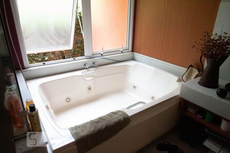 Casa de condomínio à venda com 256m², 4 quartos e 2 vagas Casa de condomínio à venda com 256m², 4 quartos e 2 vagasBanheiro Suite principal