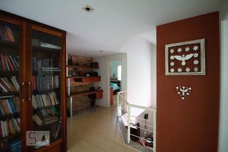 Casa de condomínio à venda com 256m², 4 quartos e 2 vagas Casa de condomínio à venda com 256m², 4 quartos e 2 vagasCorredor