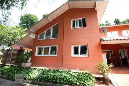 Casa de condomínio à venda com 256m², 4 quartos e 2 vagas Casa de condomínio à venda com 256m², 4 quartos e 2 vagasCasa