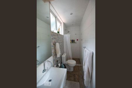 Casa de condomínio à venda com 256m², 4 quartos e 2 vagas Casa de condomínio à venda com 256m², 4 quartos e 2 vagasBanheiro Suite 2