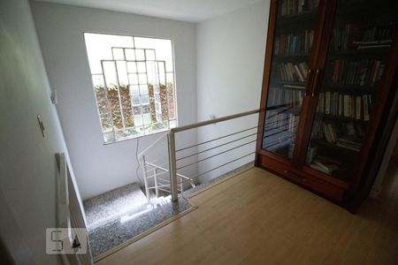 Casa de condomínio à venda com 256m², 4 quartos e 2 vagas Casa de condomínio à venda com 256m², 4 quartos e 2 vagasCorredor