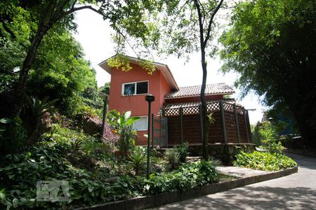 Casa de condomínio à venda com 256m², 4 quartos e 2 vagas Casa de condomínio à venda com 256m², 4 quartos e 2 vagasCasa