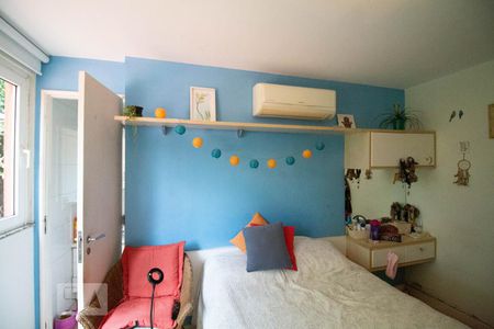 Casa de condomínio à venda com 256m², 4 quartos e 2 vagas Casa de condomínio à venda com 256m², 4 quartos e 2 vagasSuite 2