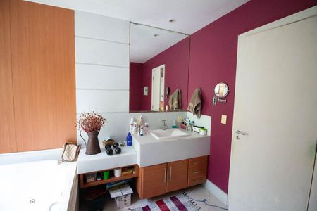 Casa de condomínio à venda com 256m², 4 quartos e 2 vagas Casa de condomínio à venda com 256m², 4 quartos e 2 vagasBanheiro Suite principal