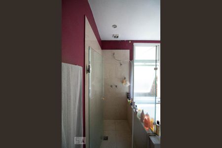 Casa de condomínio à venda com 256m², 4 quartos e 2 vagas Casa de condomínio à venda com 256m², 4 quartos e 2 vagasBanheiro Suite principal