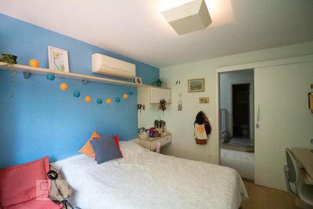 Casa de condomínio à venda com 256m², 4 quartos e 2 vagas Casa de condomínio à venda com 256m², 4 quartos e 2 vagasSuite 2