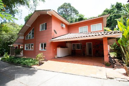 Casa de condomínio à venda com 256m², 4 quartos e 2 vagas Casa de condomínio à venda com 256m², 4 quartos e 2 vagasCasa