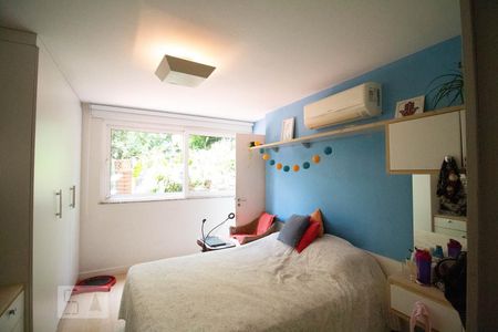 Casa de condomínio à venda com 256m², 4 quartos e 2 vagas Casa de condomínio à venda com 256m², 4 quartos e 2 vagasSuite 2