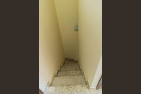 Casa à venda com 200m², 3 quartos e 2 vagasEscada