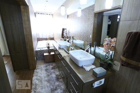 Casa à venda com 320m², 6 quartos e 2 vagasBanheiro da Suíte 1