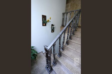 Casa à venda com 320m², 6 quartos e 2 vagasEscada