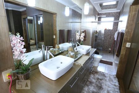 Casa à venda com 320m², 6 quartos e 2 vagasBanheiro da Suíte 1