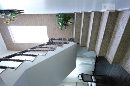 Casa à venda com 320m², 6 quartos e 2 vagasEscada