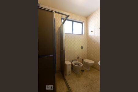 Casa à venda com 240m², 6 quartos e 3 vagasBanheiro da suíte 1