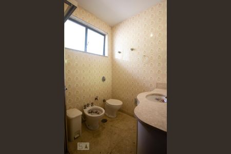 Casa à venda com 240m², 6 quartos e 3 vagasBanheiro da suíte 1