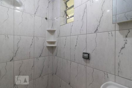 Banheiro de casa para alugar com 1 quarto, 25m² em Vila Romero, São Paulo