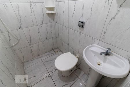 Banheiro de casa para alugar com 1 quarto, 25m² em Vila Romero, São Paulo
