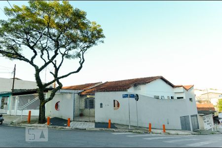 Casa para alugar com 190m², 3 quartos e 3 vagas Casa para alugar com 190m², 3 quartos e 3 vagasFachada