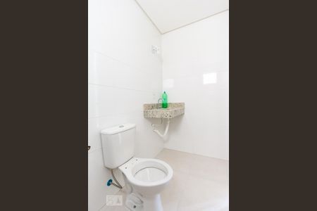Banheiro de kitnet/studio para alugar com 1 quarto, 25m² em Vila Bela, São Paulo