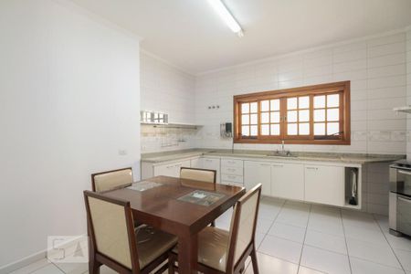 Casa para alugar com 220m², 4 quartos e 5 vagasCozinha 