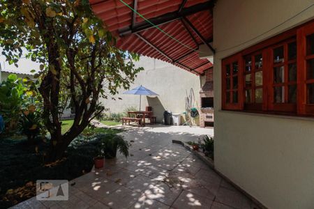 Casa para alugar com 220m², 4 quartos e 5 vagasQuintal 