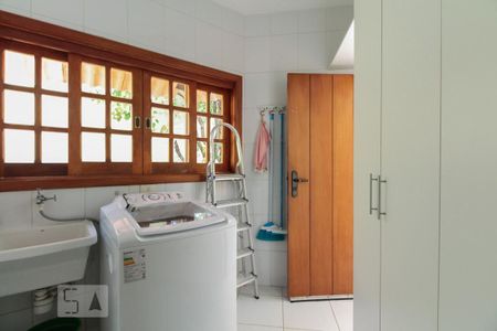 Casa para alugar com 220m², 4 quartos e 5 vagasÁrea de serviço 