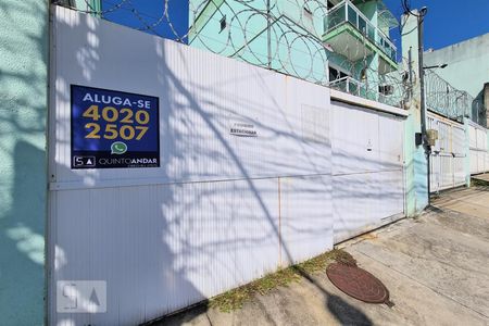 Casa de condomínio à venda com 64m², 2 quartos e 1 vagaPortão de entrada do condomínio - Placa de "Aluga-se"