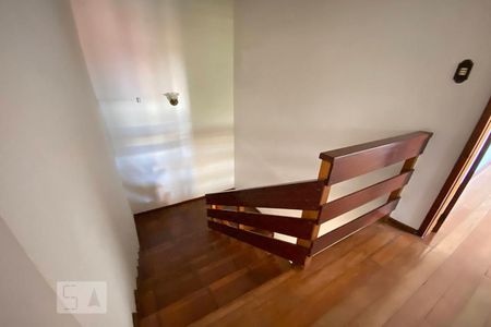 Casa à venda com 239m², 3 quartos e 2 vagasEscada