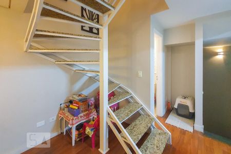 Casa de condomínio à venda com 124m², 2 quartos e 2 vagas Casa de condomínio à venda com 124m², 2 quartos e 2 vagasEscada