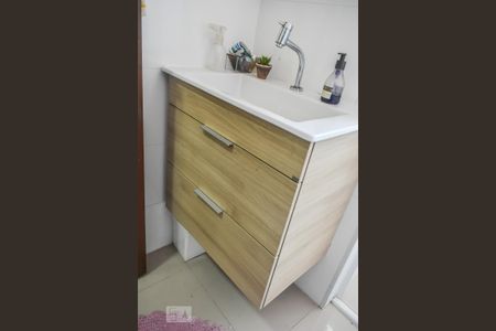 Casa à venda com 77m², 2 quartos e 2 vagas Casa à venda com 77m², 2 quartos e 2 vagasBanheiro