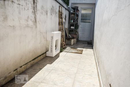 Casa à venda com 77m², 2 quartos e 2 vagas Casa à venda com 77m², 2 quartos e 2 vagasCorredor do quintal