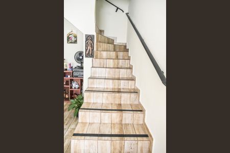 Casa à venda com 77m², 2 quartos e 2 vagas Casa à venda com 77m², 2 quartos e 2 vagasEscada