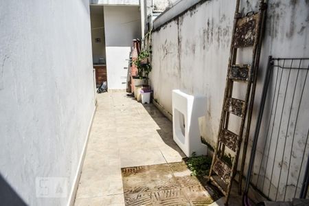 Casa à venda com 77m², 2 quartos e 2 vagas Casa à venda com 77m², 2 quartos e 2 vagasCorredor do quintal