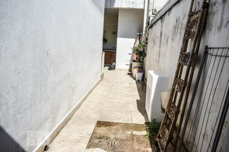 Casa à venda com 77m², 2 quartos e 2 vagas Casa à venda com 77m², 2 quartos e 2 vagasCorredor do quintal